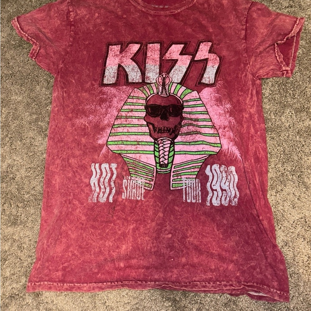 Kiss Red Short Sleeve Tee with Vintage Graphic